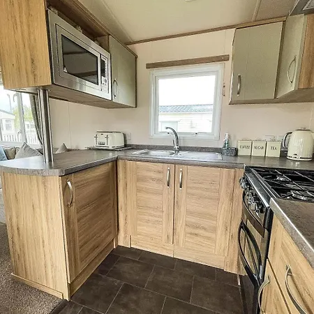 Caravansleeps6-hottub-garden-waterwonderland * Lincoln