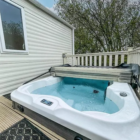Caravansleeps6-hottub-garden-waterwonderland