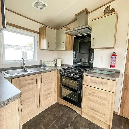 Holiday home Caravansleeps6-hottub-garden-waterwonderland *