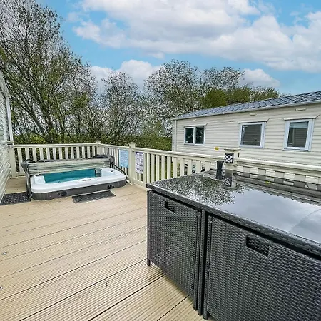 Caravansleeps6-hottub-garden-waterwonderland Lincoln