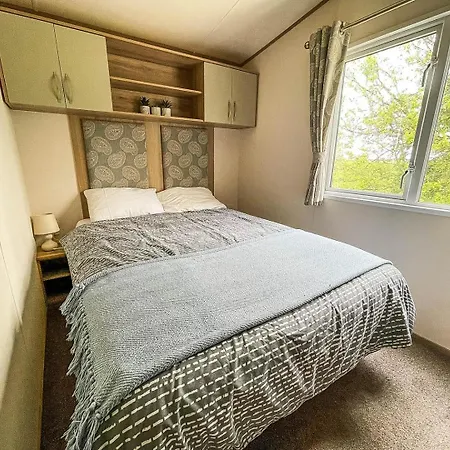 Caravansleeps6-hottub-garden-waterwonderland * Lincoln