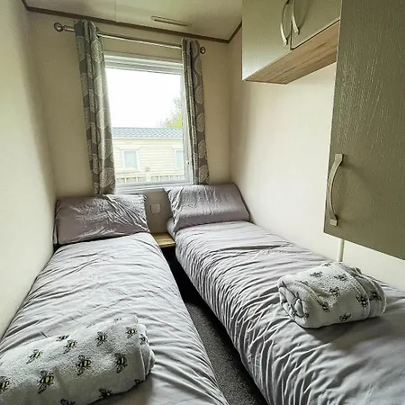 Caravansleeps6-hottub-garden-waterwonderland