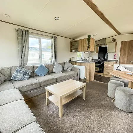 Caravansleeps6-hottub-garden-waterwonderland Holiday home