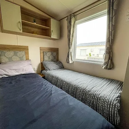Caravansleeps6-hottub-garden-waterwonderland Lincoln
