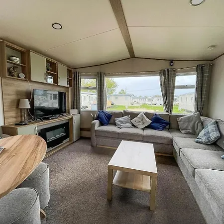 Caravansleeps6-hottub-garden-waterwonderland * Lincoln