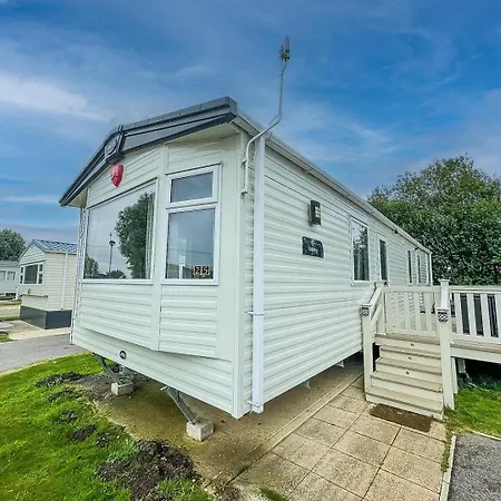 Caravansleeps6-hottub-garden-waterwonderland
