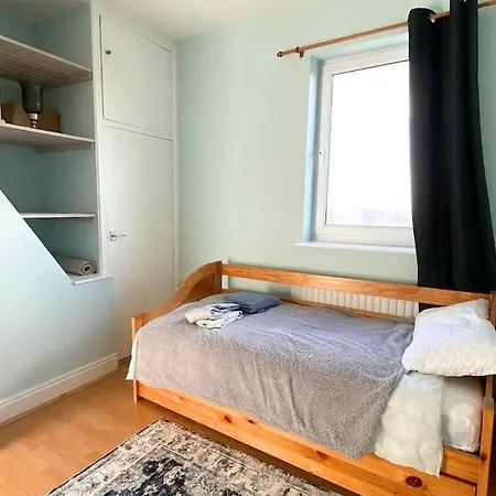 Apartment 7nights Savings L Modern 2-bed Flat By Broad Meadow L Sleeps 4 L 3 Beds L Couples, Families, Students L Short Lets L L Free Wi-fi & Parking
