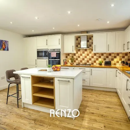 Incredible And Charming 4-bed In By Renzo, Free Parking, Close To Hospital!
