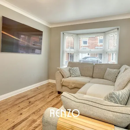 Incredible And Charming 4-bed In By Renzo, Free Parking, Close To Hospital!