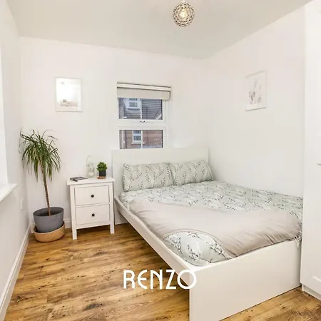 Incredible And Charming 4-bed In By Renzo, Free Parking, Close To Hospital! *