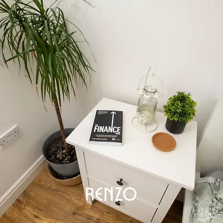 Incredible And Charming 4-bed In By Renzo, Free Parking, Close To Hospital! Apartment Lincoln
