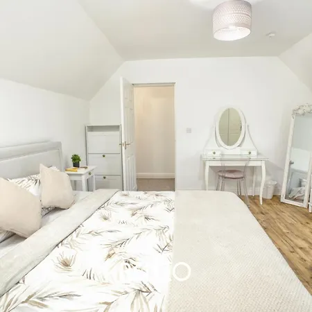 Incredible And Charming 4-bed In By Renzo, Free Parking, Close To Hospital! Apartment *