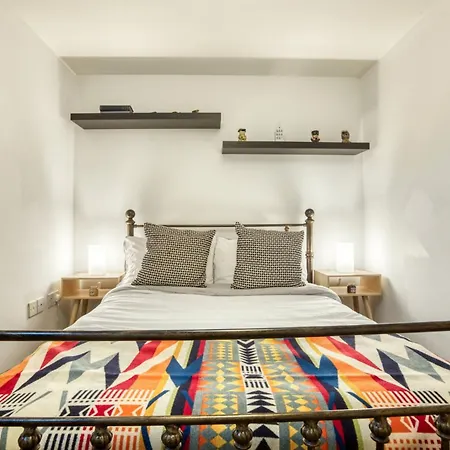 Cosy And Beautiful 2-bed In By Renzo, Free Parking, Close To Centre *