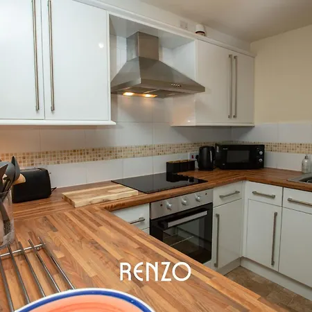 Cosy And Beautiful 2-bed In By Renzo, Free Parking, Close To Centre