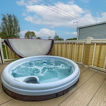 Caravansleeps8-hottub-fireplace-garden-patio Lincoln