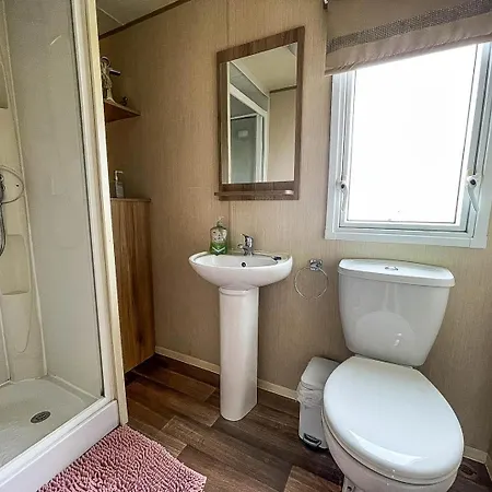 Caravansleeps8-hottub-fireplace-garden-patio Holiday home