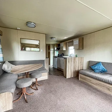 Caravansleeps8-hottub-fireplace-garden-patio *