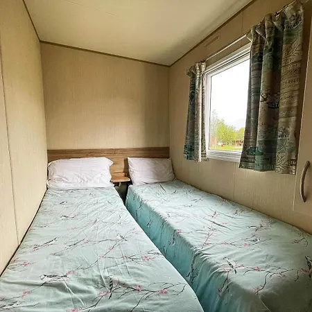 Caravansleeps8-hottub-fireplace-garden-patio Lincoln