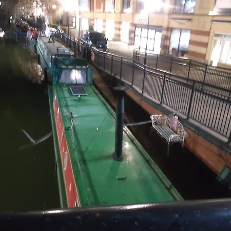 Botel Rosie And Jim Retreat Town Centre With A Hot Tub *