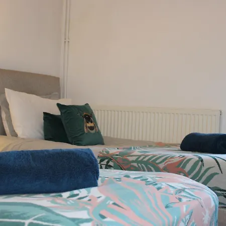 Tennyson Street Central- Spacious 5 Bedroom House, Perfect For Short & Long #business #leisure #contractors #relocators Apartment Lincoln