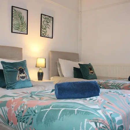 Apartment Tennyson Street Central- Spacious 5 Bedroom House, Perfect For Short & Long #business #leisure #contractors #relocators Lincoln