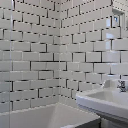 Apartment Tennyson Street Central- Spacious 5 Bedroom House, Perfect For Short & Long #business #leisure #contractors #relocators *