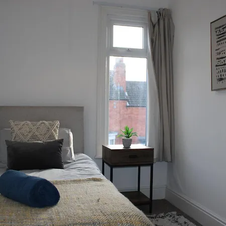 Apartment Tennyson Street Central- Spacious 5 Bedroom House, Perfect For Short & Long #business #leisure #contractors #relocators
