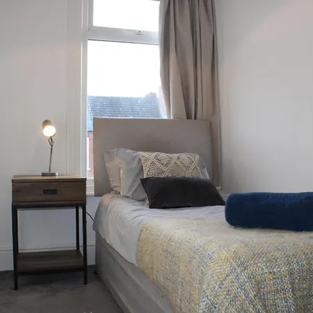 Tennyson Street Central- Spacious 5 Bedroom House, Perfect For Short & Long #business #leisure #contractors #relocators Apartment