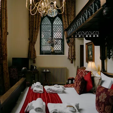 The Old Palace 3*