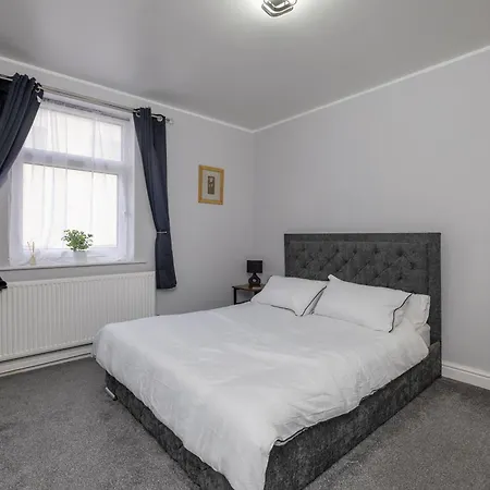 Rumbold House - - Sleeps Up To 5 Holiday home