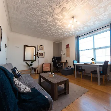 Cosy 1 Bed In Apartment *