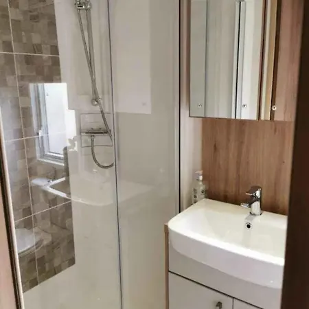 Luxury Caravan With Hot Tub On Tattershall Lakes *