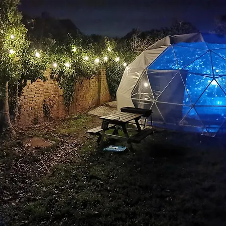 Secret Hot Tub - Heated Dome Firepit Projector Apartment