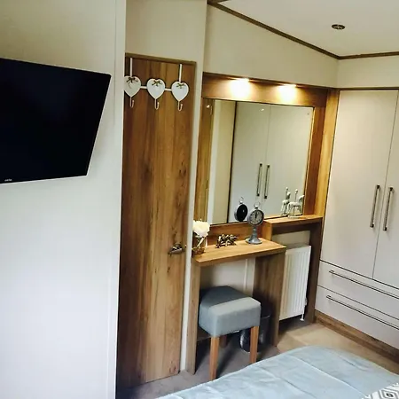 Luxury Caravan With Hot Tub On Tattershall Lakes