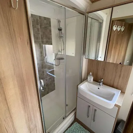 Luxury Caravan With Hot Tub On Tattershall Lakes Campsite *