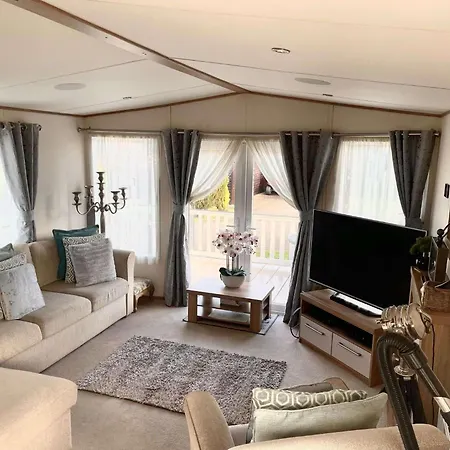 Luxury Caravan With Hot Tub On Tattershall Lakes