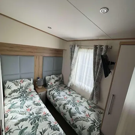 Luxury Caravan With Hot Tub On Tattershall Lakes Campsite *