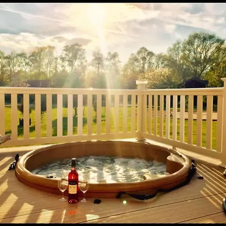 Campsite Luxury Caravan With Hot Tub On Tattershall Lakes