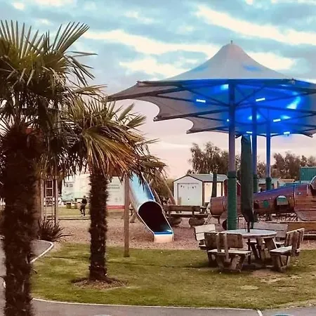 Luxury Caravan With Hot Tub On Tattershall Lakes