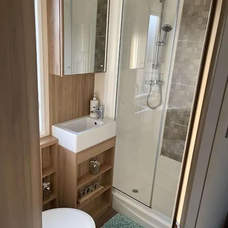 Luxury Caravan With Hot Tub On Tattershall Lakes