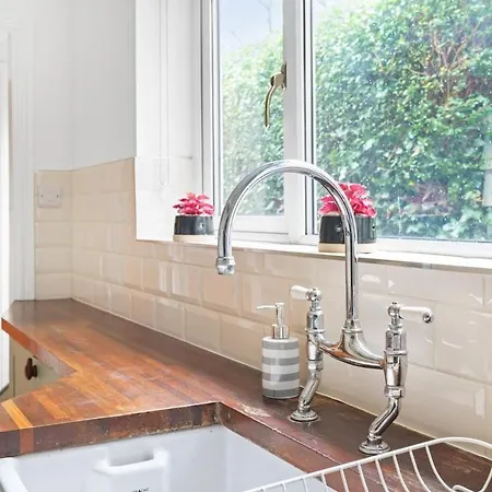 Holiday home Laurel Cottage, Lincoln, Spacious For 4 - Free Parking *