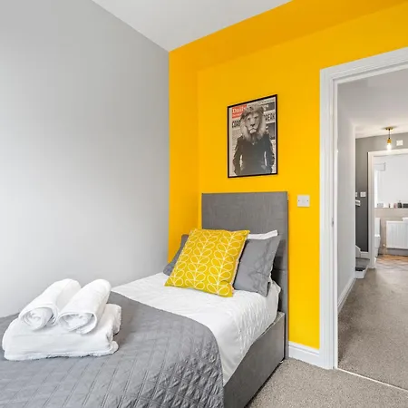 4 Bed Luxury Townhouse - Parking - * Lincoln