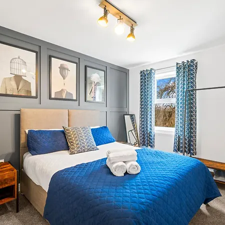 4 Bed Luxury Townhouse - Parking - Holiday home