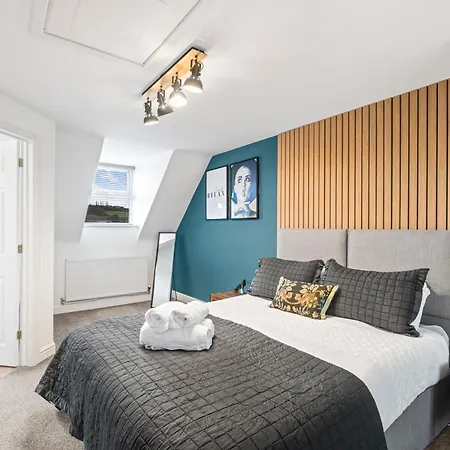 Holiday home 4 Bed Luxury Townhouse - Parking -