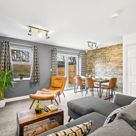 4 Bed Luxury Townhouse - Parking - *