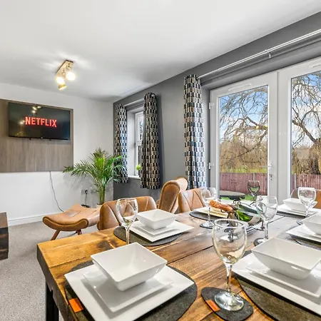 4 Bed Luxury Townhouse - Parking - * Lincoln