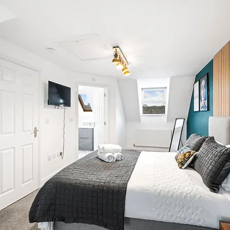 Holiday home 4 Bed Luxury Townhouse - Parking - *