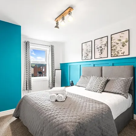 4 Bed Luxury Townhouse - Parking - *