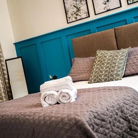 4 Bed Luxury Townhouse - Parking - Holiday home