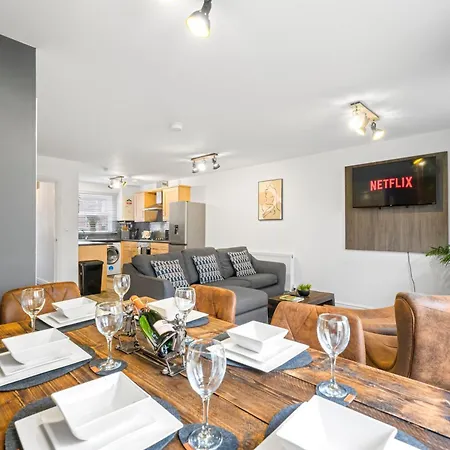 4 Bed Luxury Townhouse - Parking - Holiday home *